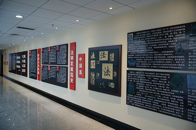法院文化展板設(shè)計_法院文化展墻設(shè)計_法院文化長廊設(shè)計_安徽合肥機關(guān)文化環(huán)境設(shè)計建設(shè)_合肥初一公司-法院文化建設(shè)設(shè)計-廉政文化建設(shè)設(shè)計